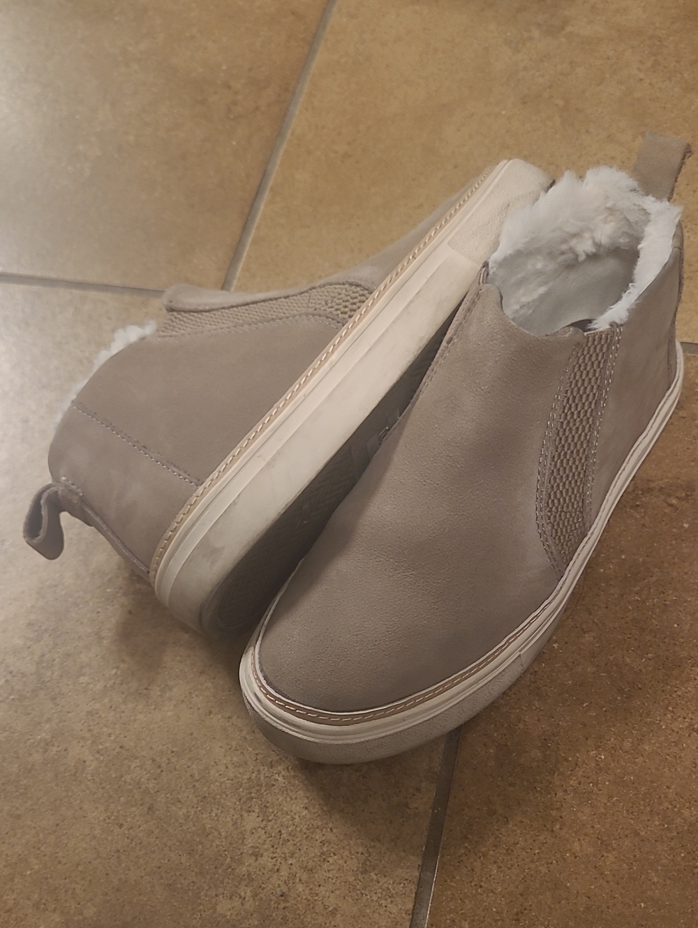 Toms Chukka Slip-On Boots in Taupe with White Shearling